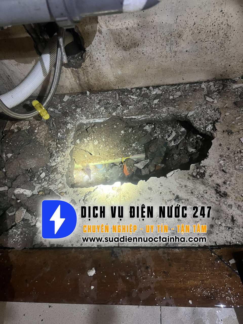 Rò rỉ nước âm nền gây tốn kém chi phí tiền nước của người dân