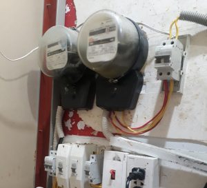thợ lắp đặt đồng hồ điện