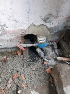 Rò rỉ đường cấp nước xuống trong nhà