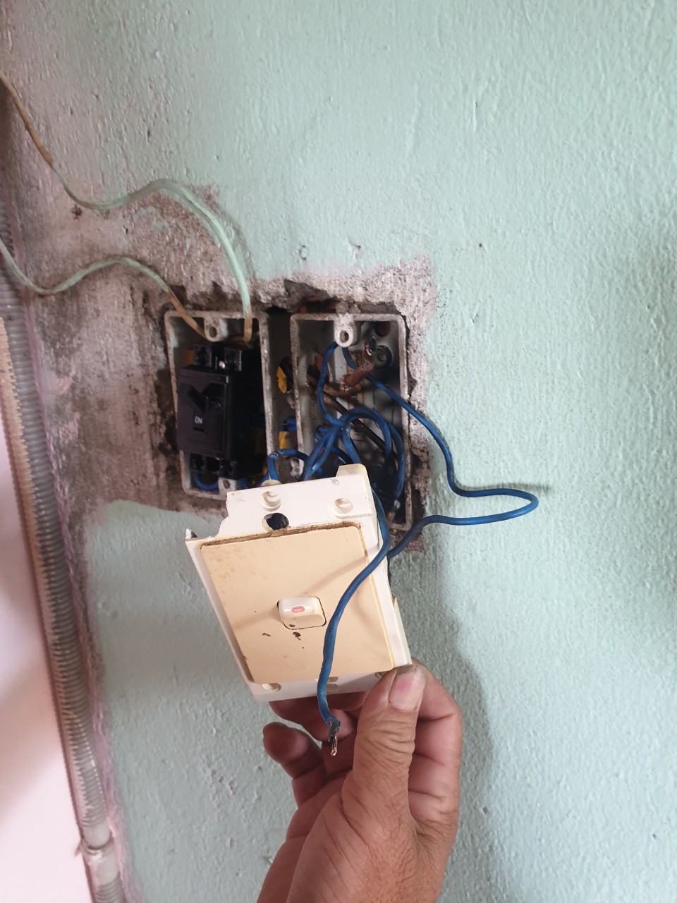 Sửa ổ điện bị chập cháy