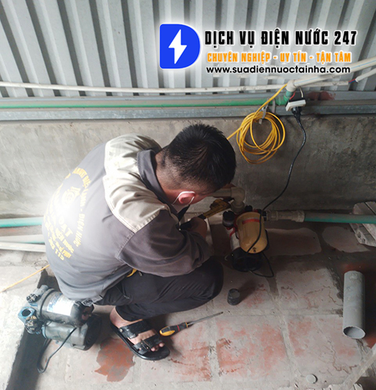 Thợ sửa máy bơm nước