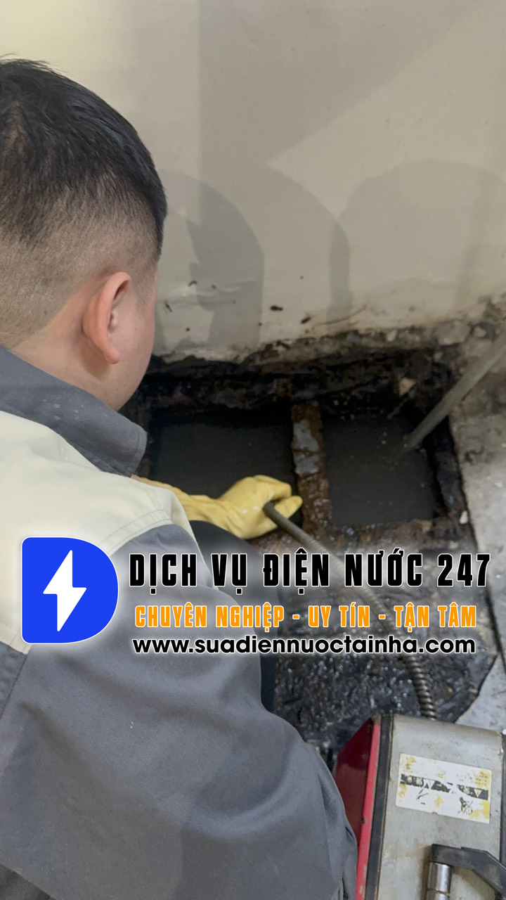 Thợ Thông tắc cống nghẹt ở Hà Nội bằng máy lò xo chuyên dụng
